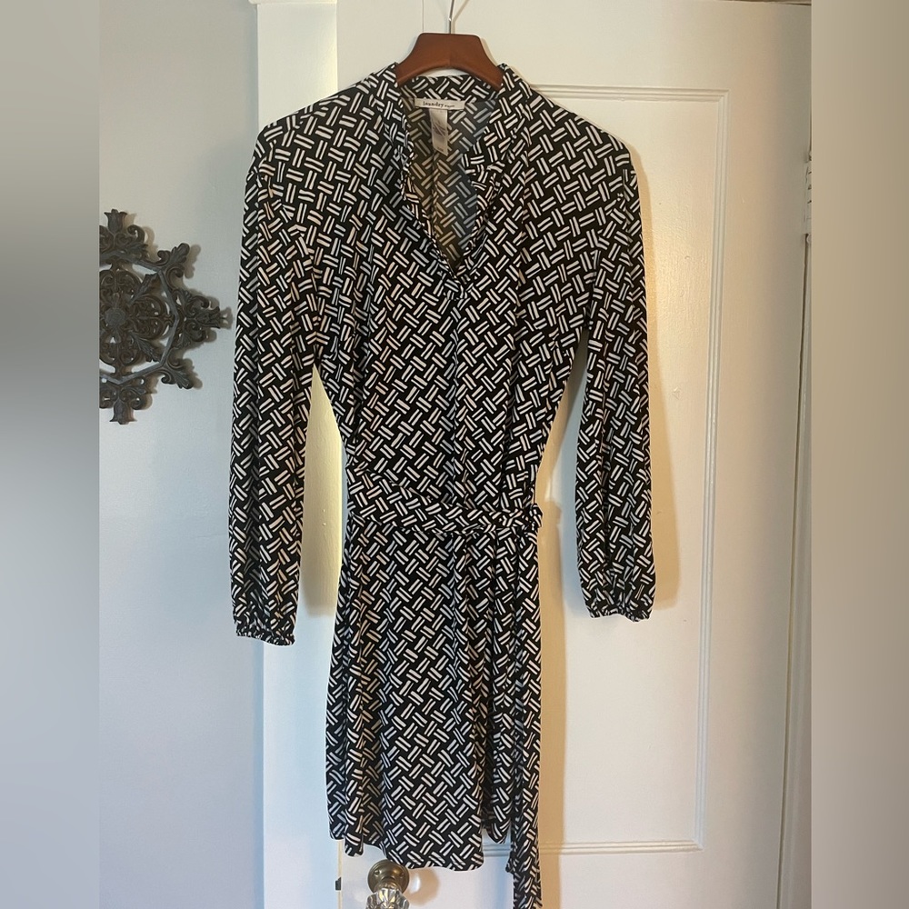Laundry by design Black & white dress with wrap belt.
